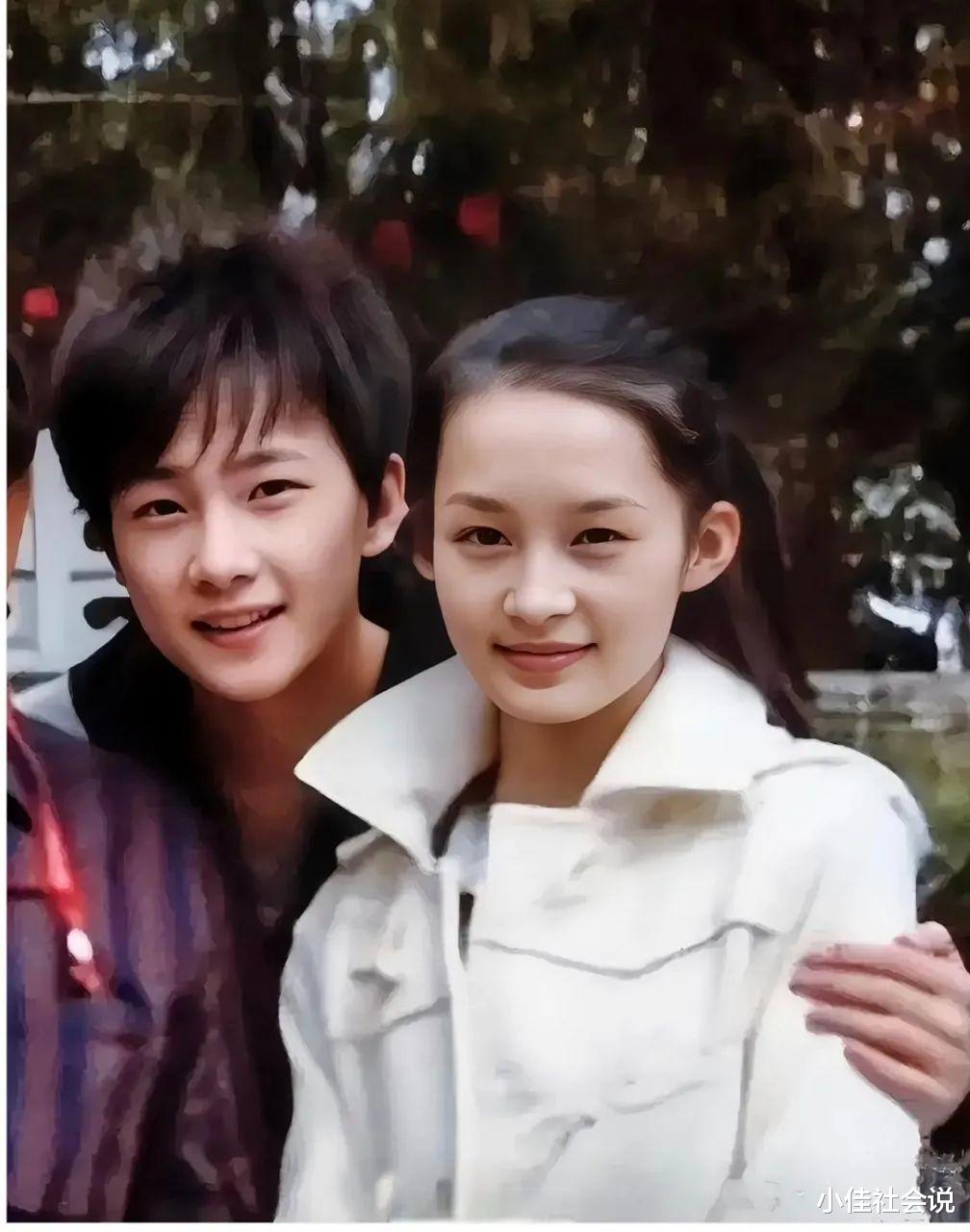 杨洋过年开车回安徽老家！坐在村头台阶上看打篮球，人群中超惊艳