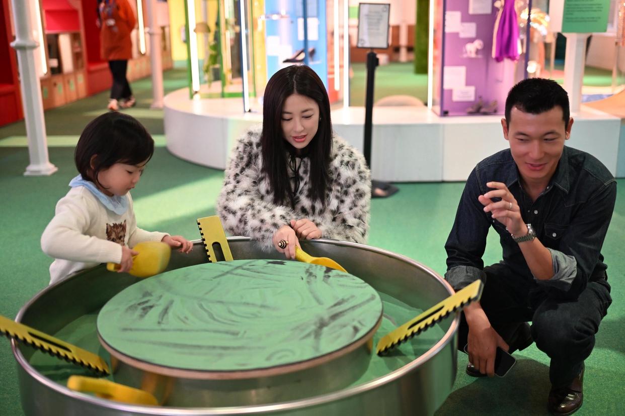 朱珠晒一家三口逛博物馆,亲子时光好欢乐,3岁女儿珠宝很像爸爸