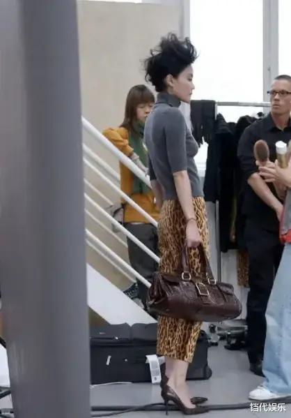 55岁王菲梳扫把头、穿豹纹裤，打扮太不人间了，但她的气质穿啥都美