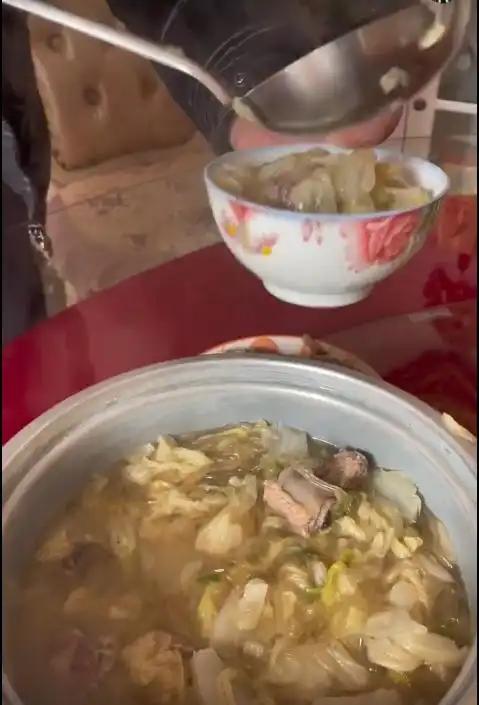 演员郭晓峰在山东老家帮母亲接待亲戚，烧火做饭吃水煮菜，接地气