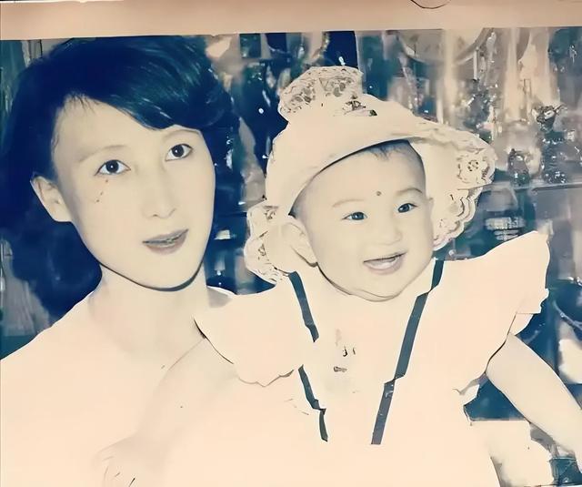 她是最干净的星，也是最美军花，出道14年零绯闻，如今为爱息影