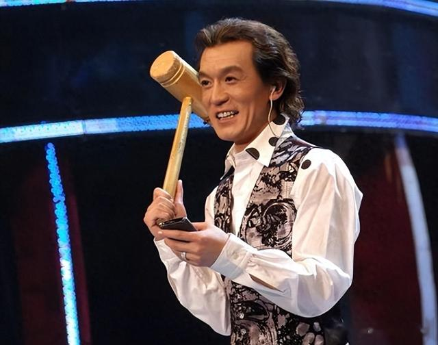 别再可怜李咏了!离世5年后医生暴露死亡真相,难怪选择葬身美国