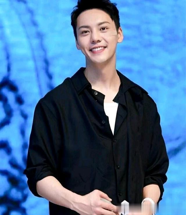 来看看两位型男男演员，行走的荷尔蒙男人味十足，演技精湛。