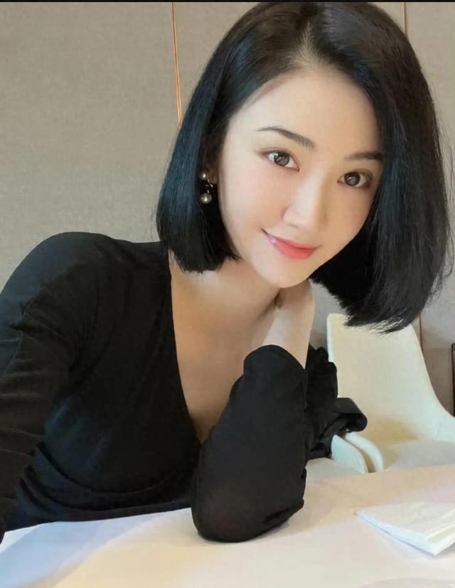 景甜晒短发自拍皮肤白嫩状态佳 穿黑色紧身小V领秀天鹅颈 ?