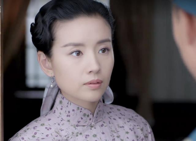 一身油腻，满脸冻肉，却要演“二十”的少女，网友：真不害臊吗？