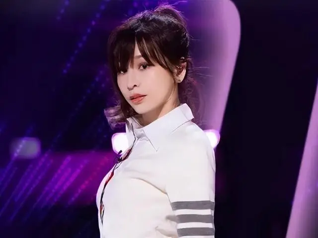 41岁王心凌现状：大眼睛下雨天逛故宫，网友争着给她「撑伞」