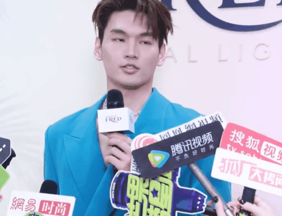 被珠宝晚宴的关晓彤惊艳了，逆天长腿白到发光，但这脚丫子却引热议