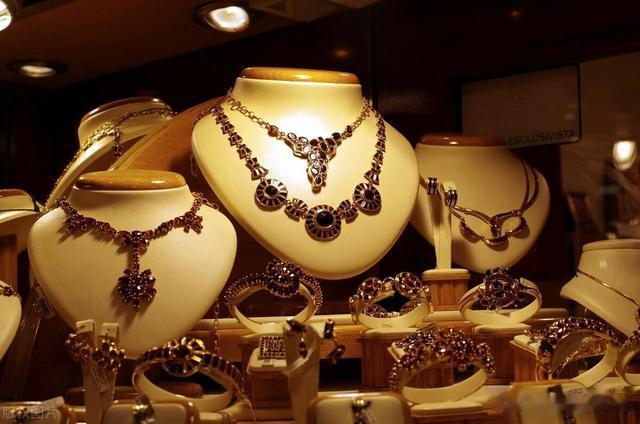 爱马仕门口\傻站小哥\月入过万?导购3万?网友:211硕士简历都没过