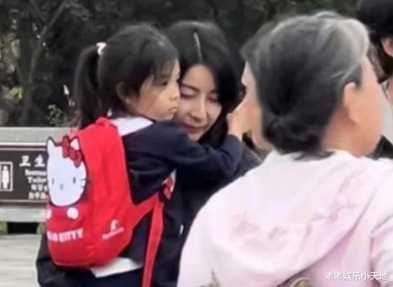 郭晶晶带妈妈吃丽江私房菜，朱玲玲和老公罗康瑞一同现身