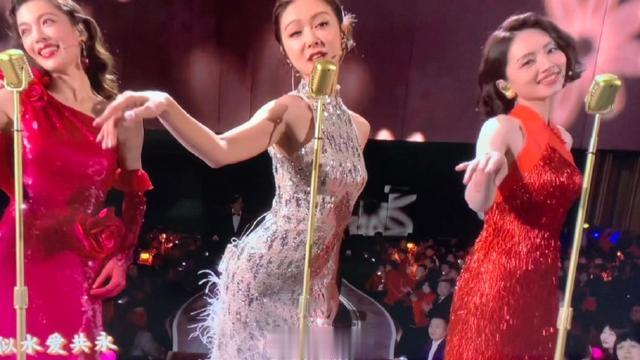 薛凯琪携钟楚曦刘惜君春晚献唱,仅靠一条旗袍,轻轻扭动抢走风头