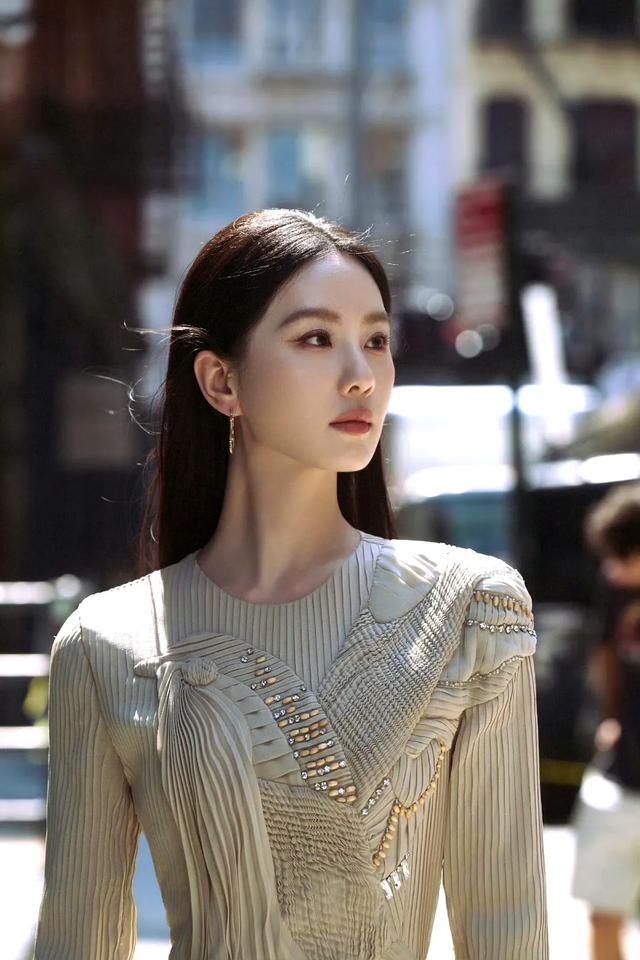 刘诗诗纽约街拍,氛围感松弛感拉满,纽约街头漫步,轻松又惬意!