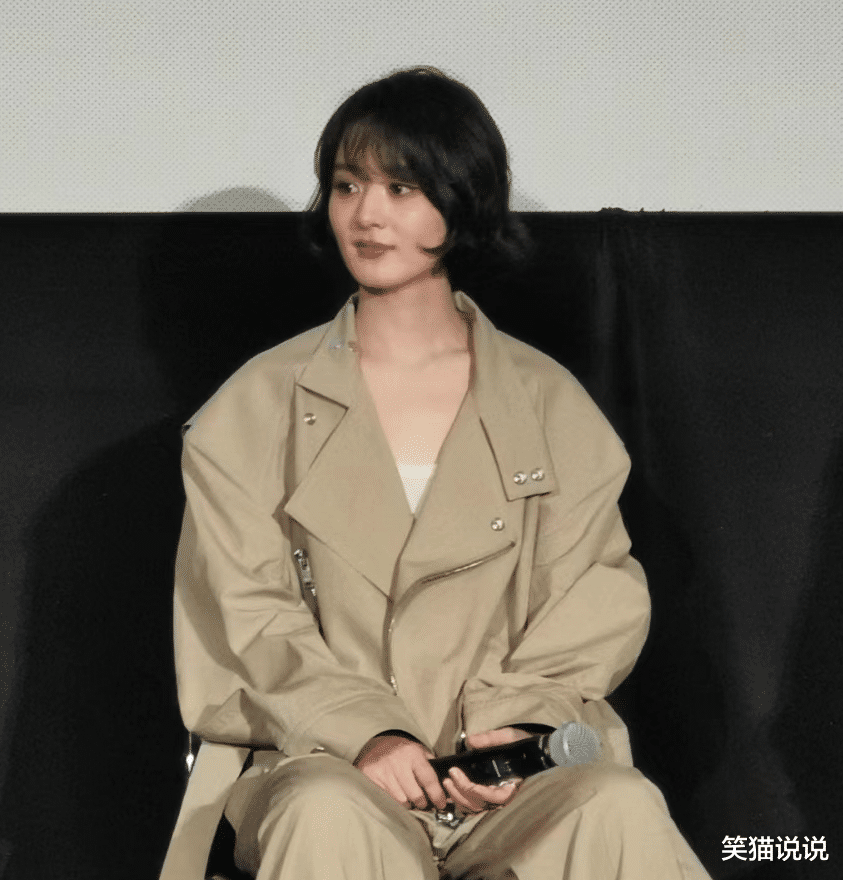 赵丽颖东京电影节采访:卡其色套装好休闲,坐姿酷飒侧颜好绝!