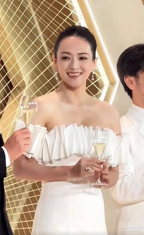 章子怡大热天带儿女游玩,挤人群中帮儿子拍照,醒醒长成女版汪峰