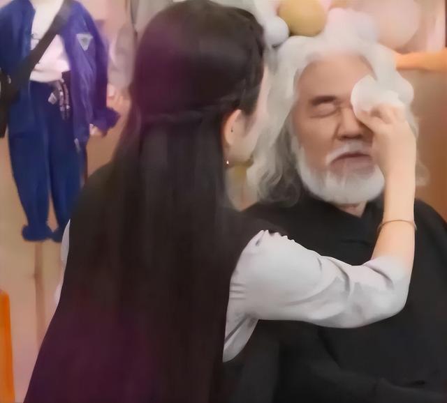 73岁张纪中给娇妻涂妊娠油，双手粗糙老年斑明显，网友恶心坏了