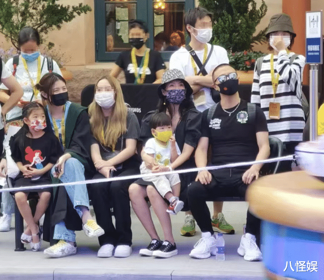 章子怡母女仨游玩,宠溺帮儿女拍照,醒醒晒黑了与妈妈肤色差明显