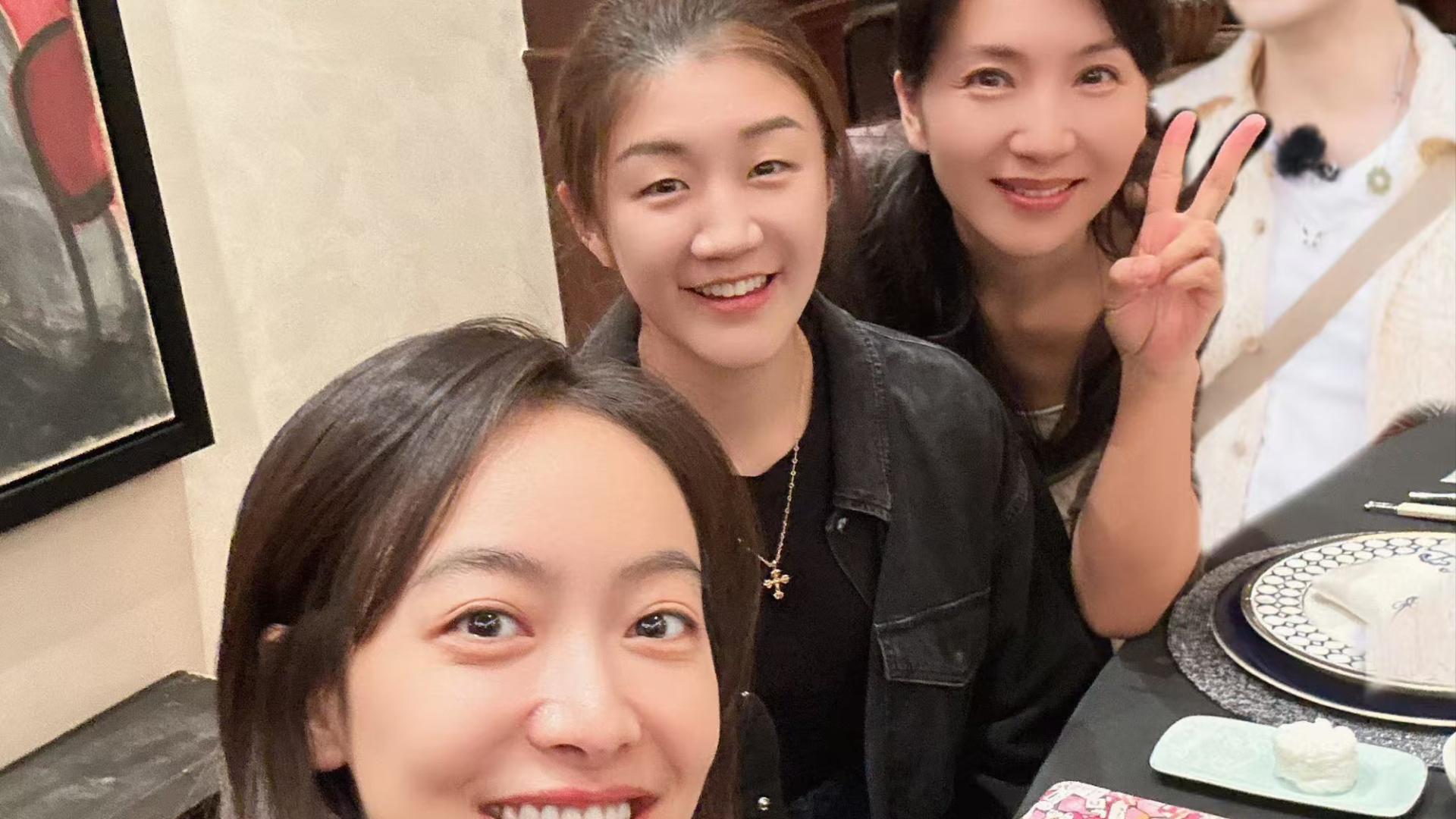 梦幻联动！陈梦同宋茜陈好聚餐，颜值不落下风，晒出金牌已有划痕