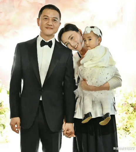 大气!李亚鹏跟海哈金喜直播唱因为爱情,娇妻说鹏哥跟菲姐唱得好