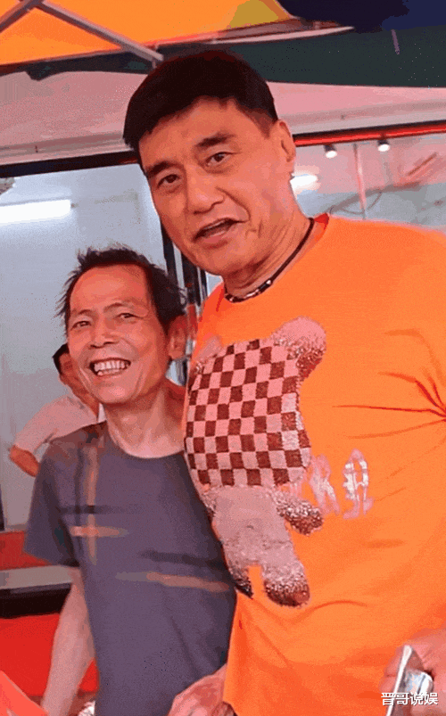 66岁港星内地走穴，为餐厅开业站台助威，不顾形象大口吃烧猪