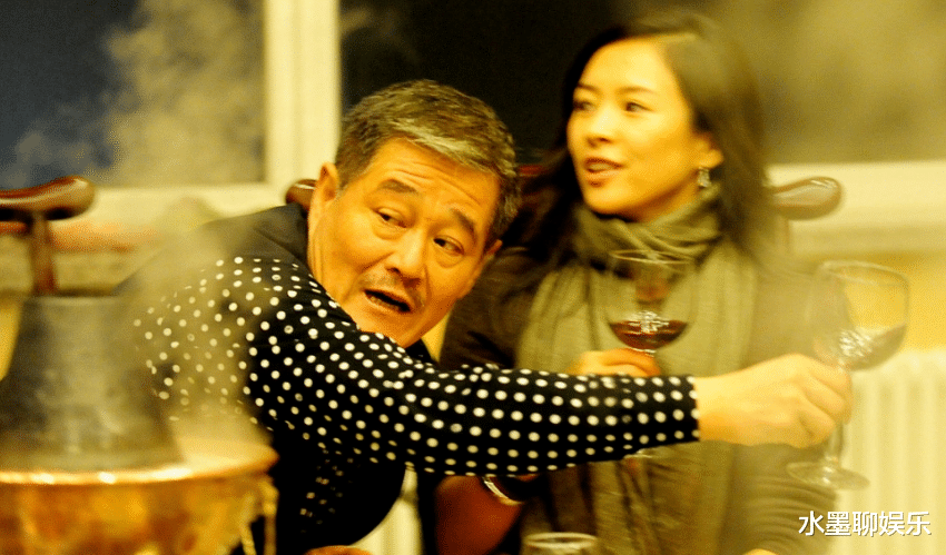 这是章子怡最想删掉的照片，被赵本山贴面紧抱，零距离满脸尴尬