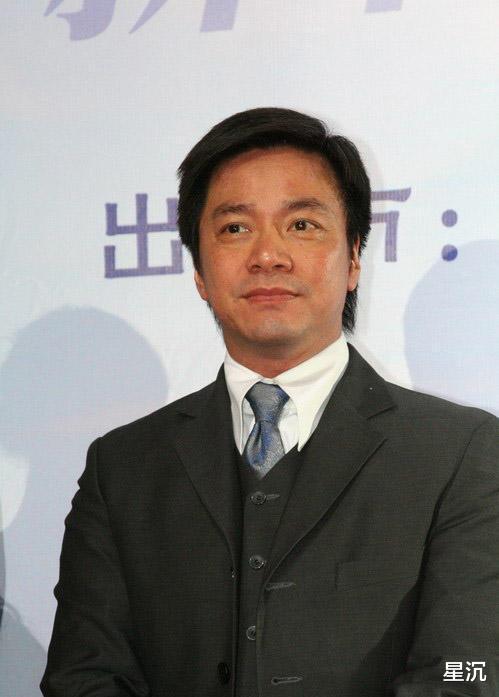 他是成龙要好的朋友，曾与林心如同居8年，如今娶35岁娇妻胖成球