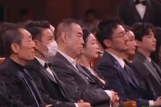 这一夜,当刘德华弯腰的一刻,陈凯歌的反应,让他的形象彻底落地