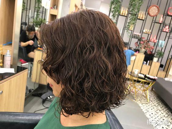 波波头全头烫发型,爱美女性的选择,越烫越洋气