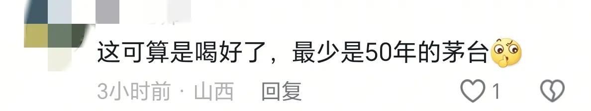 朱军与妻子谭梅参加高端饭局,庆祝新年桌子摆满名酒,两位均有白发