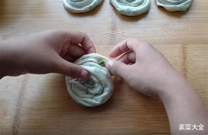 吊炉葱花饼,外面卖3元一个排队买,葱香十足,一锅烙8个不够吃