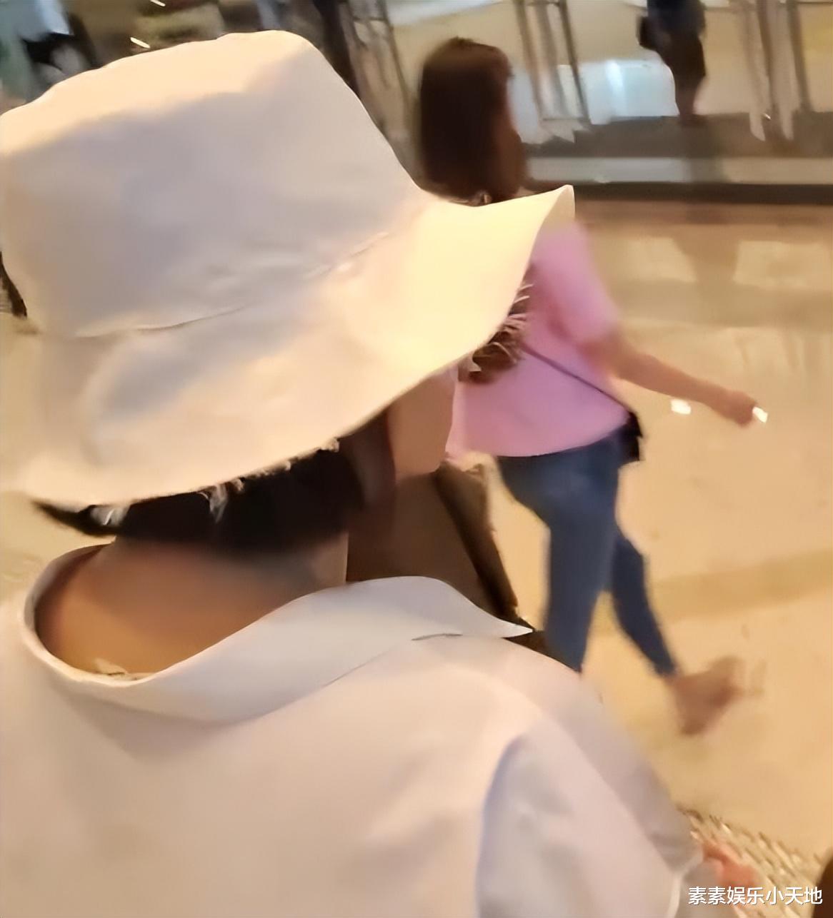 69岁林青霞被偶遇，素颜状态显衰老，主动握手亲和力非常好