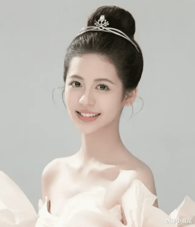 翁虹晒女儿17岁生日照，网友评论炸裂：她简直是超级美少女