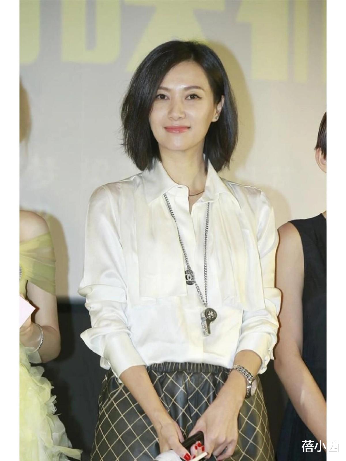 徐静蕾带火了一种衬衫穿搭：配半身裙、小黑裤、短裤，高级又洋气
