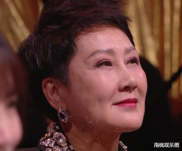 金鹰奖这一夜，人情冷暖，咖位高低，在赵丽颖身上体现得淋漓尽致