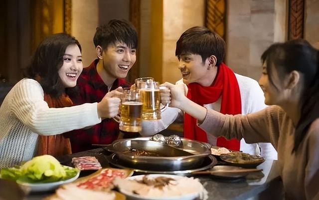 美知乎:为啥中国人吃饭端着碗?韩网友:文明国家吃饭把碗放桌上