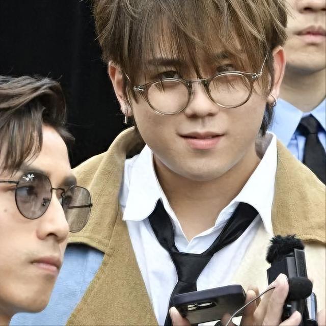 24岁的“香港顶流”姜涛,彻底让香港娱乐圈成了“笑话”