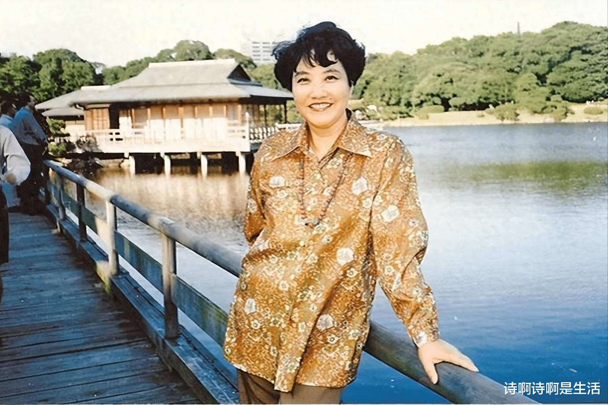 定居美国10余年，78岁却回国“捞金”，她凭啥被称“人民艺术家”