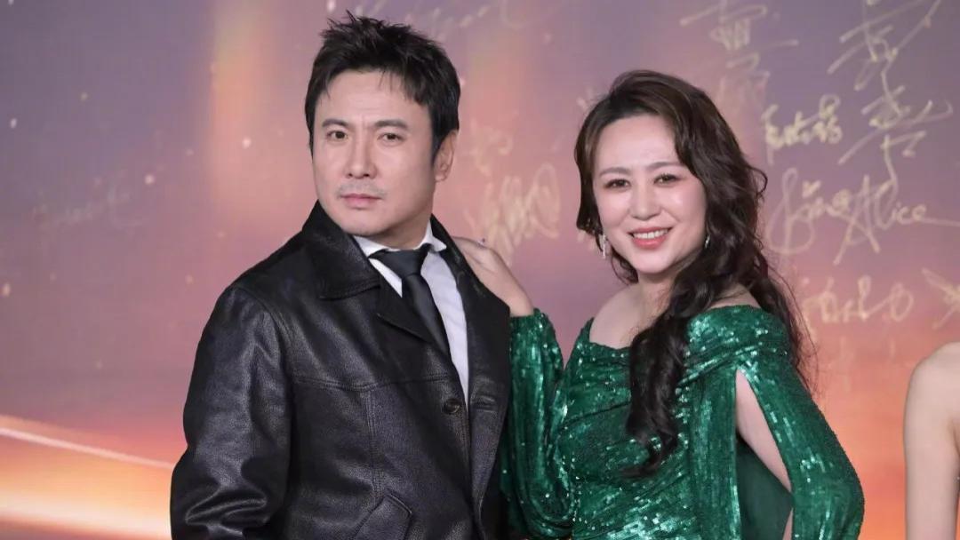 微博之夜红毯：关晓彤陈都灵穿错衣服，杨紫古风造型独特，赵丽颖好美