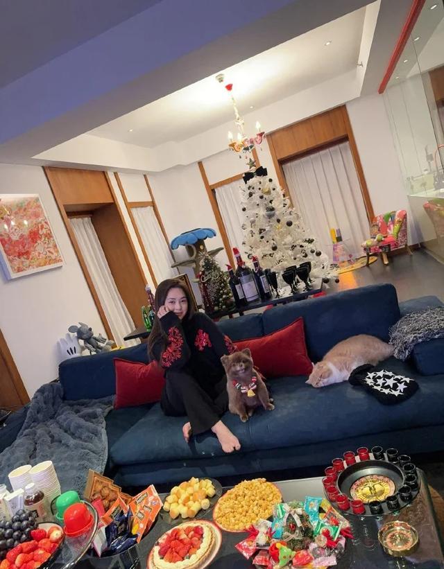 43岁阿娇圣诞节不请朋友，跟狗过，光脚跪沙发拍照！豪宅内景曝光