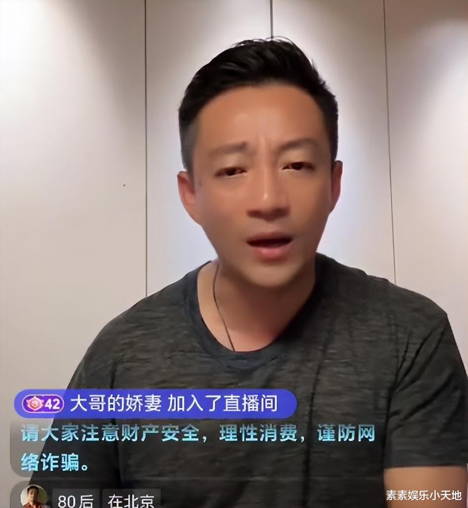 汪小菲深夜再次发疯,质疑大S的做法,小梅坐在旁边不断安慰