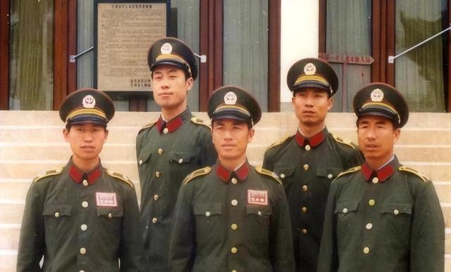 手下的小兵已是副局长，我营级转业去找他，他说：你来我手底下吧