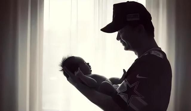 黄海波和曲栅栅苦尽甘来，夫妻俩庆结婚10周年，帅气儿子罕见露面