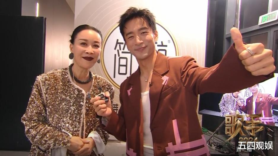 那英|那英在歌手第10期首次夺冠,激动到亲吻杨杨:评审们终于有良心了