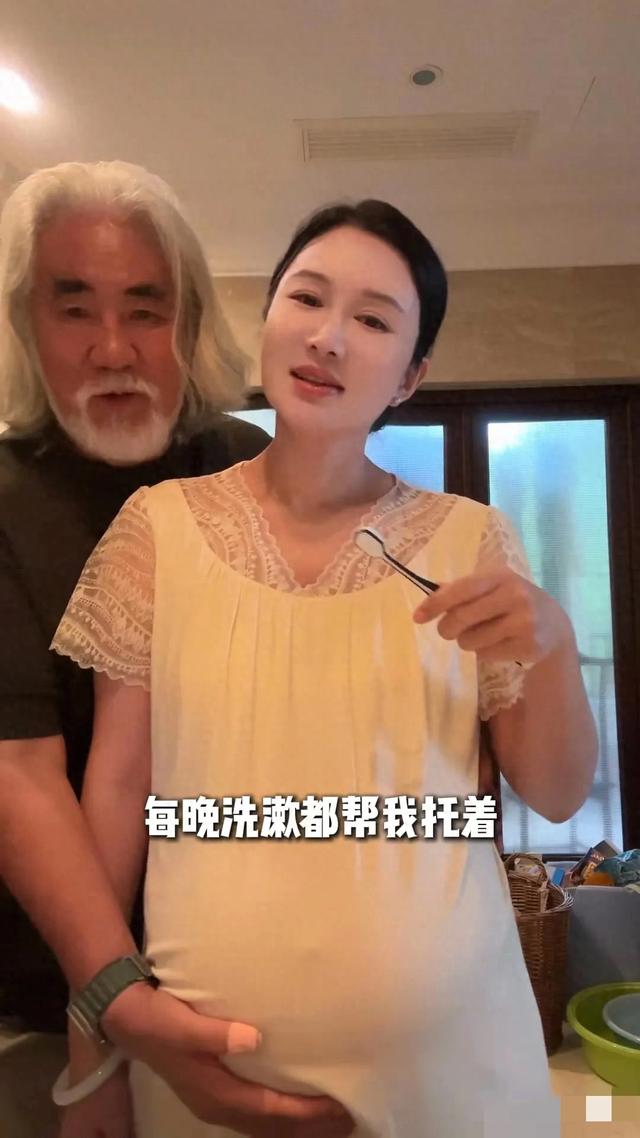张纪中为怀孕9个月的妻子涂妊娠油,被网友评论区笑死!