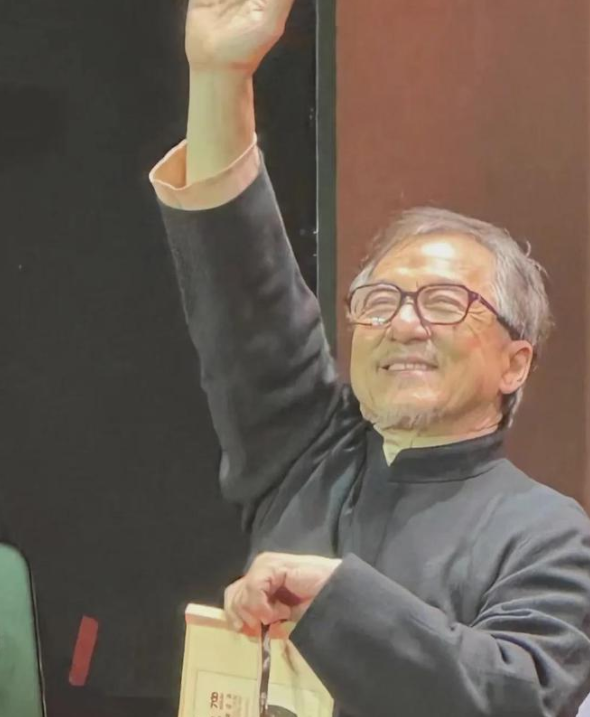 成龙断崖式衰老,白发苍苍尽显老态,网友泪目:我不能接受!