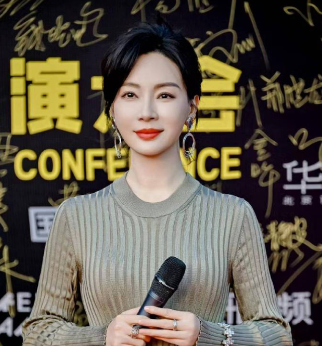 周迅“又矮又瘦”算大美女吗？看到她和47岁陈数同台，你就有答案