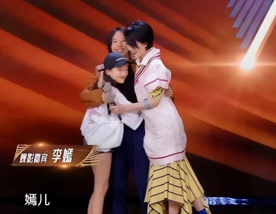 同样都是王菲的女儿，窦靖童和李嫣，她们的人生有何不同？