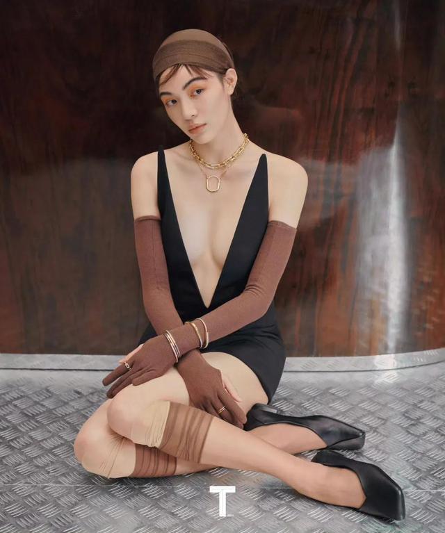 她被冯小刚捧红,成龙接着捧, 洪金宝等着捧,为啥大佬都偏爱她