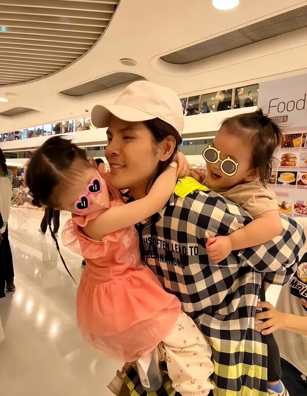向佐儿童节晒全家福：父爱如山，儿女颜值皆承郭碧婷之美