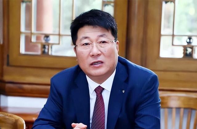 55歲中國芯片首富，豪捐200億：在老家建一所理工大學