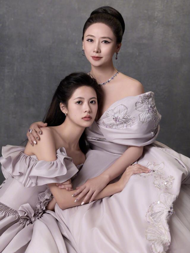 翁虹晒与女儿合影，17岁小水晶颜值高像爸爸，超一米七个头好出众