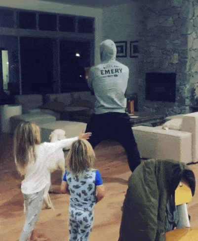 好莱坞模范夫妻:雷神爱上大7岁美女,搂着矮30公分娇妻甜蜜11年